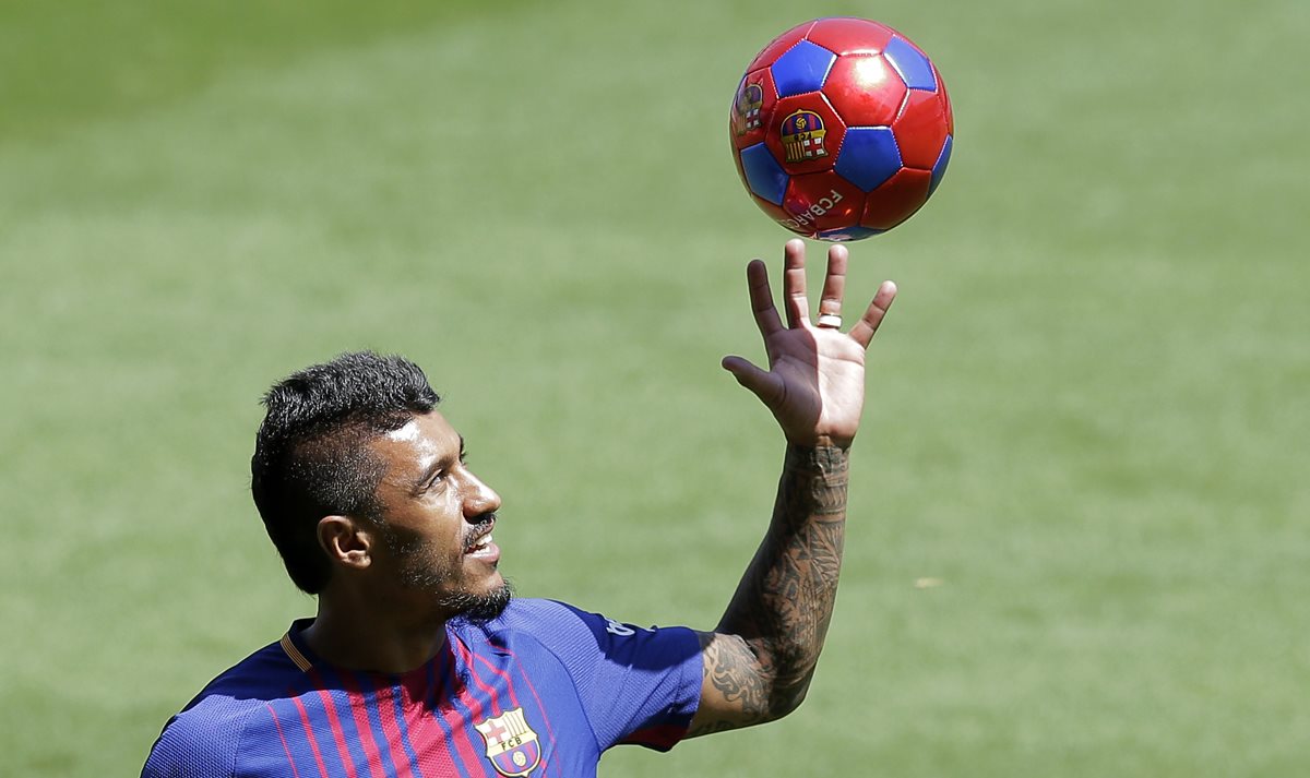 Paulinho es presentado en el Camp Nou, con el Barcelona. (Foto Prensa Libre: AP)