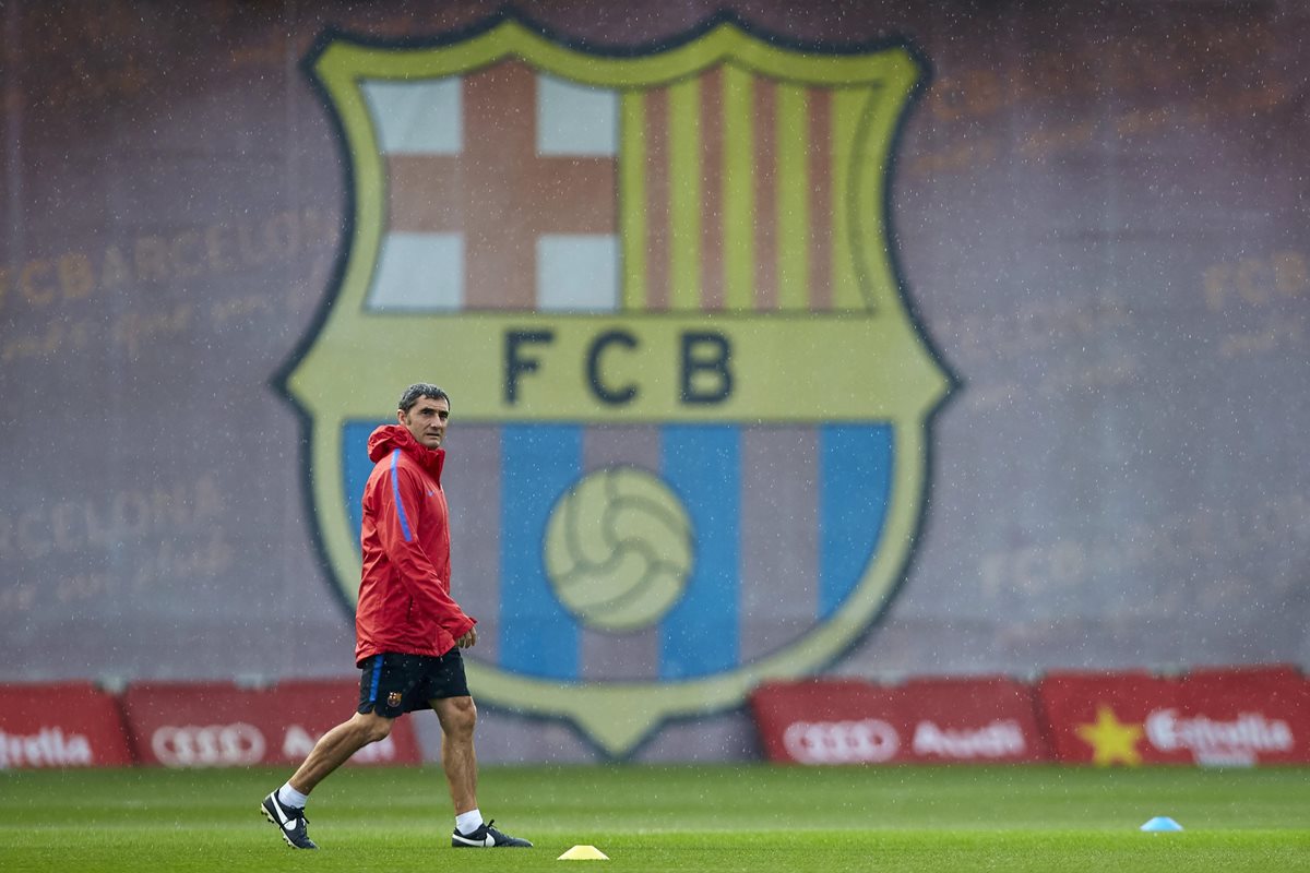 El entrenador del FC Barcelona, Ernesto Valverde, durante el entrenamiento en la Ciudad Deportiva Joan Gamper. (Foto Prensa Libre: EFE)