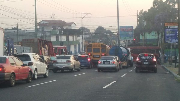 Tránsito en la 47 avenida y calzada San Juan, zona 3 de Mixco. (Foto Prensa Libre: Dalia Santos)