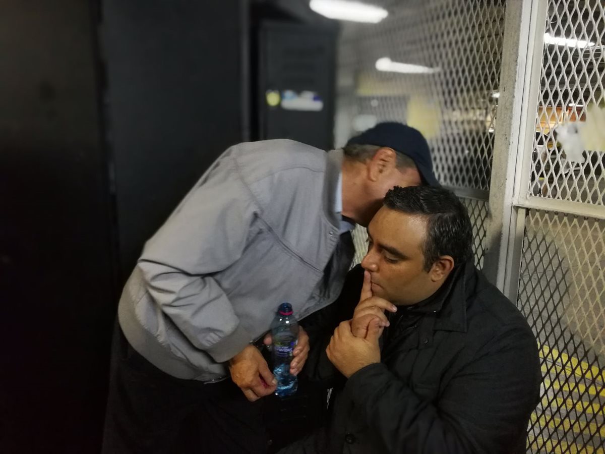 Luis Lima, hermano de Byron Lima, junto al abogado Marco Antonio Rossell en la Torre de Tribunales. (Foto Prensa Libre: Érick Ávila)
