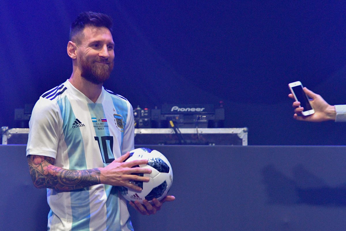 Messi posó con el balón oficial del Mundial 2018 este jueves en Moscú. (Foto Prensa Libre: AFP)