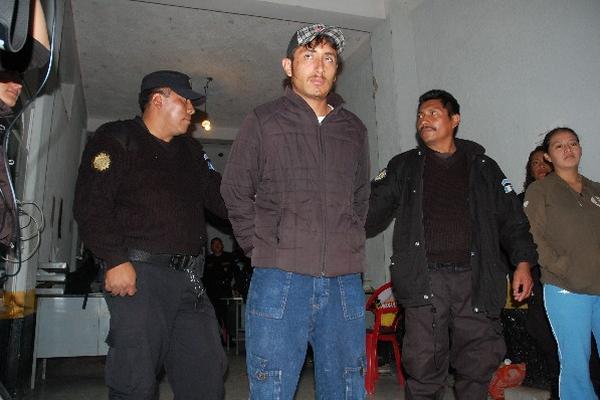 Nehemías Menfiboseth Gómez es custodiado por agentes de la Policía Nacional Civil.