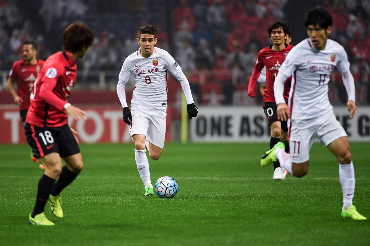 El delantero brasileño Oscar del Shanghai SIPG, conduce el balón durante el duelo frente Urawa Red Diamonds japonés. (Foto Prensa Libre: AFP)