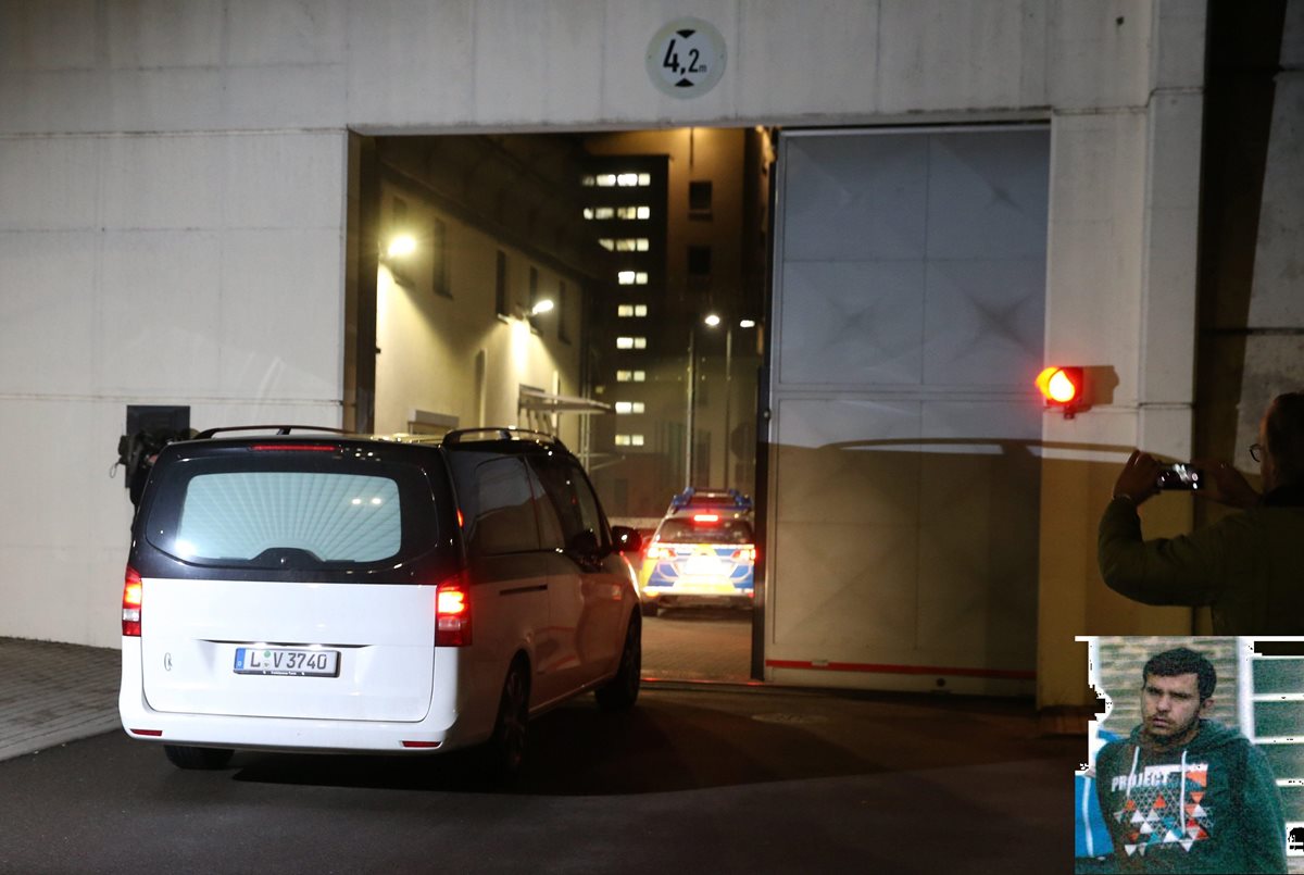 Un vehículo fúnebre entra a la cárcel de Leipzig donde el sospechoso terrorista sirio Jaber Al-Bakr (inserto) fue encontrado muerto en su celda. (Foto Prensa Libre: EFE).