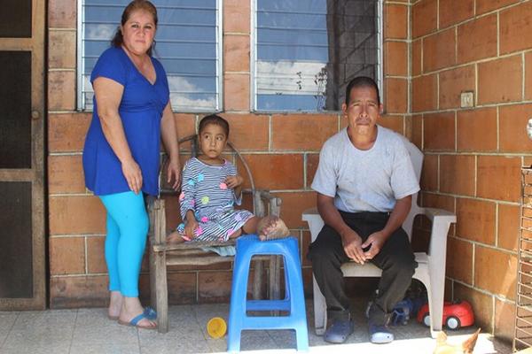 Florinda Cu, quien padece la enfermedad, permanece junto a Barrios y a su padre, en Chisec. (Foto Prensa Libre: Ángel Tax)