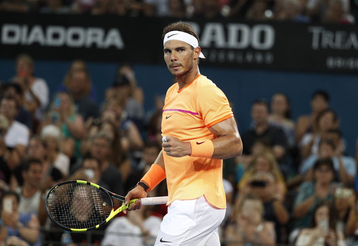 El tenista español Rafael Nadal celebra su victoria ante el alemán Mischa Zverev durante el partido de segunda ronda del torneo de Brisbane. (Foto Prensa Libre: EFE)