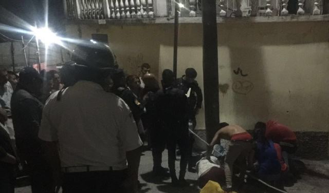 Familiares de las víctimas lloran frente a los cadáveres. (Foto Prensa Libre: CVB)