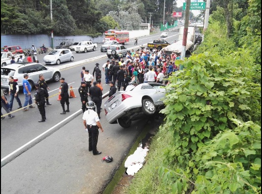 Vehículo involucrado en el accidente quedó en una cuneta luego de que el conductor perdiera el control y atropellara a los ciclistas. (Foto Prensa Libre: Cortesía CDBV)