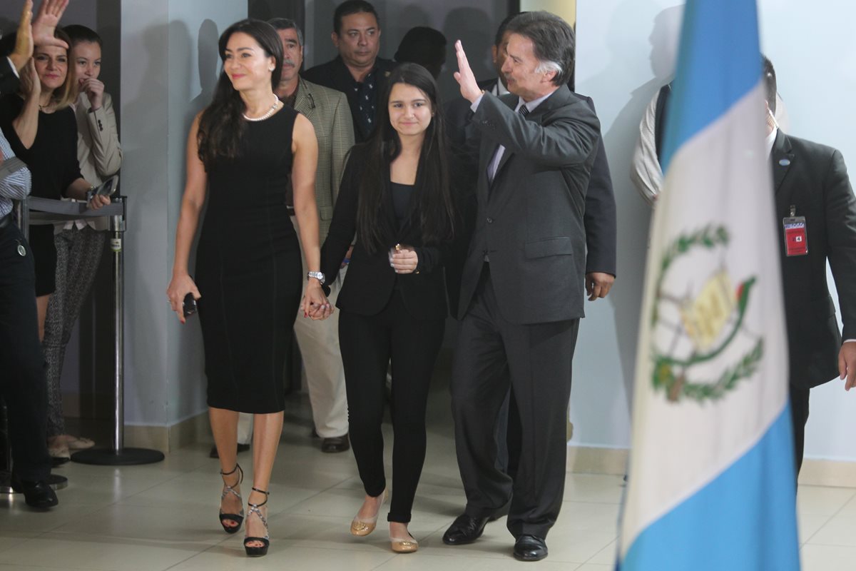 Evelyn Morataya, Gabriela Portillo y el expresidente Alfonso Portillo, en el aeropuerto La Aurora, el día que el exmandatario volvió de EE.UU. tras estar preso.