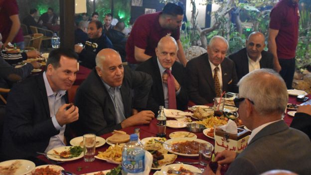 Ibrahim comiendo con líderes palestinos en Ramala. Está convencidos de que la paz se puede lograr a través del diálogo