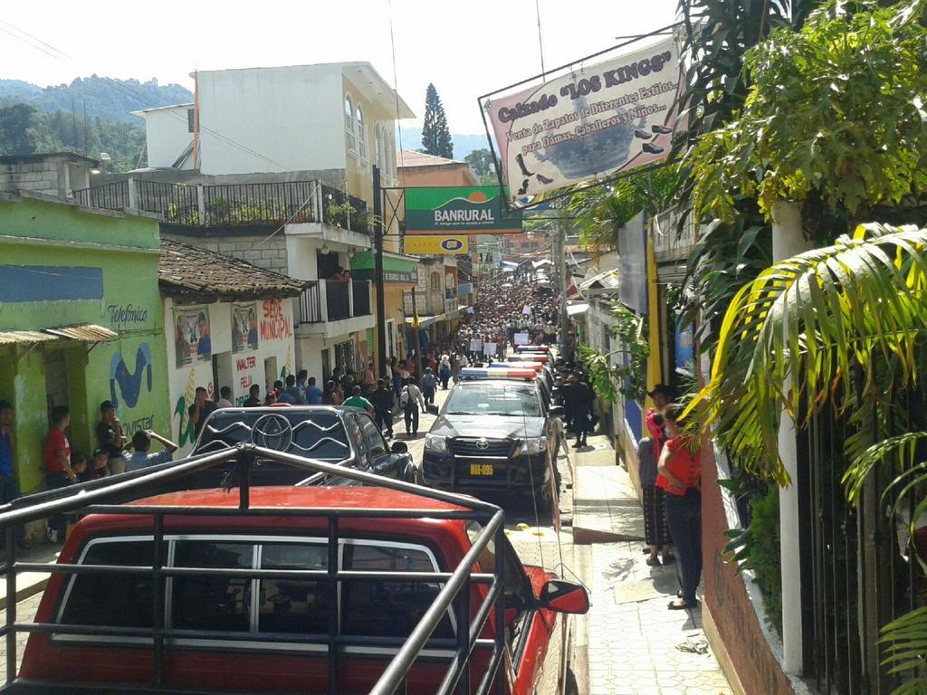 En San Pedro Necta, Huehuetenango, pobladores efectúan una caminata para manifestar contra los resultados preliminares de las votaciones. (Foto Prensa Libre: Mike Castillo)