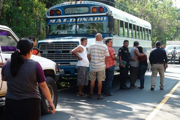 Un ataque contra un autobús se registró en el km 160.5 de la ruta de a   Mazatenango a San Francisco Zapotitlán, Suchitepéquez. (Foto Prensa   Libre: Omar Méndez)