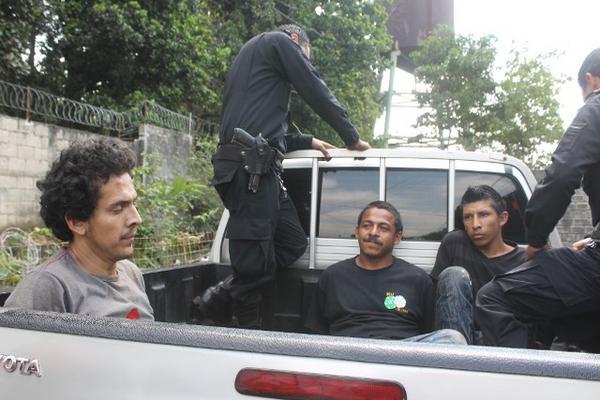 Tres hombres fueron capturados este martes en varios allanamientos en Escuintla. (Foto Prensa Libre: Enrique Paredes)