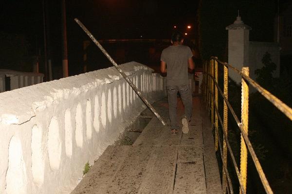 el piso  de la pasarela está por colapsar.