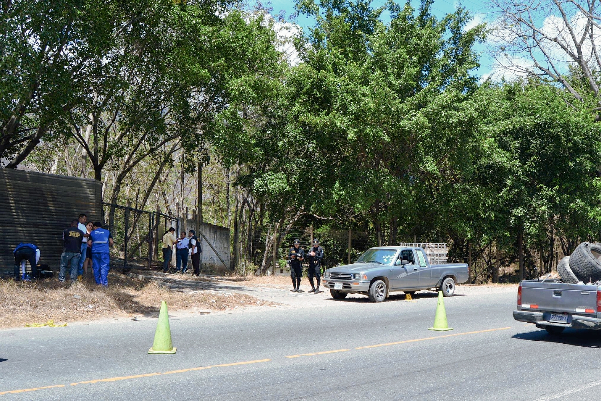 Fiscales del Ministerio Público recogen evidencias en lugar del ataque, en la aldea Arenal, Gualán, Zacapa. (Foto Prensa Libre: Víctor Gómez)