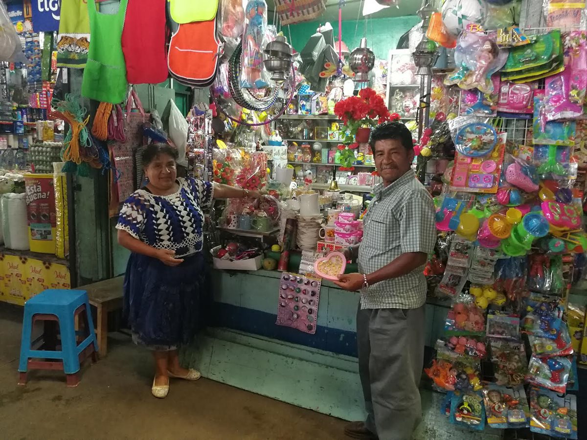 Mauricio Vásquez y su esposa Zoila Esperanza Menchú ofrecen variedad de productos en el mercado Colón, en la capital. (Foto Prensa Libre: Juan Carlos Rivera).