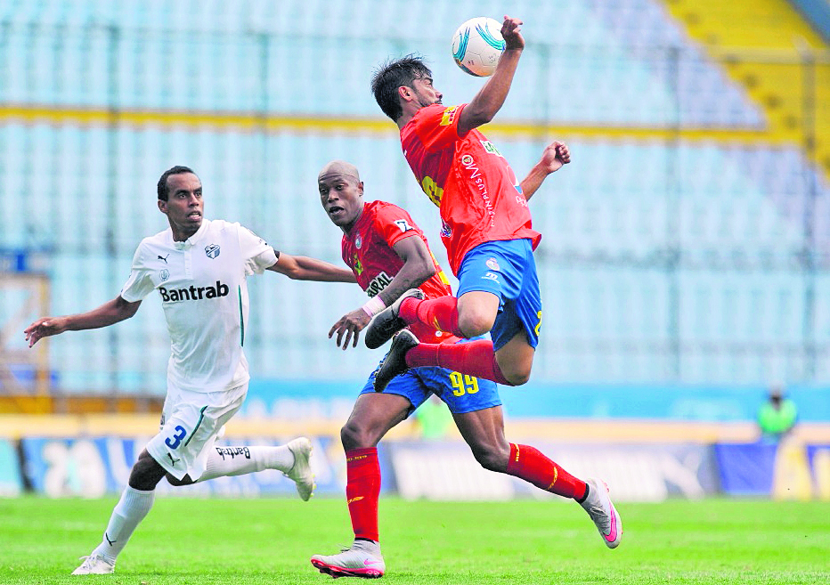 Municipal espera lograr un triunfo ante Comunicaciones, este domingo en el Mateo Flores. (Foto Prensa Libre: Francisco Sánchez.)
