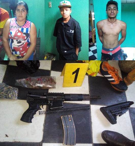 <span style="font-size: 12px;">Los detenidos y las armas incautadas en los allanamientos. ( Foto Prensa Libre: PNC)</span>
