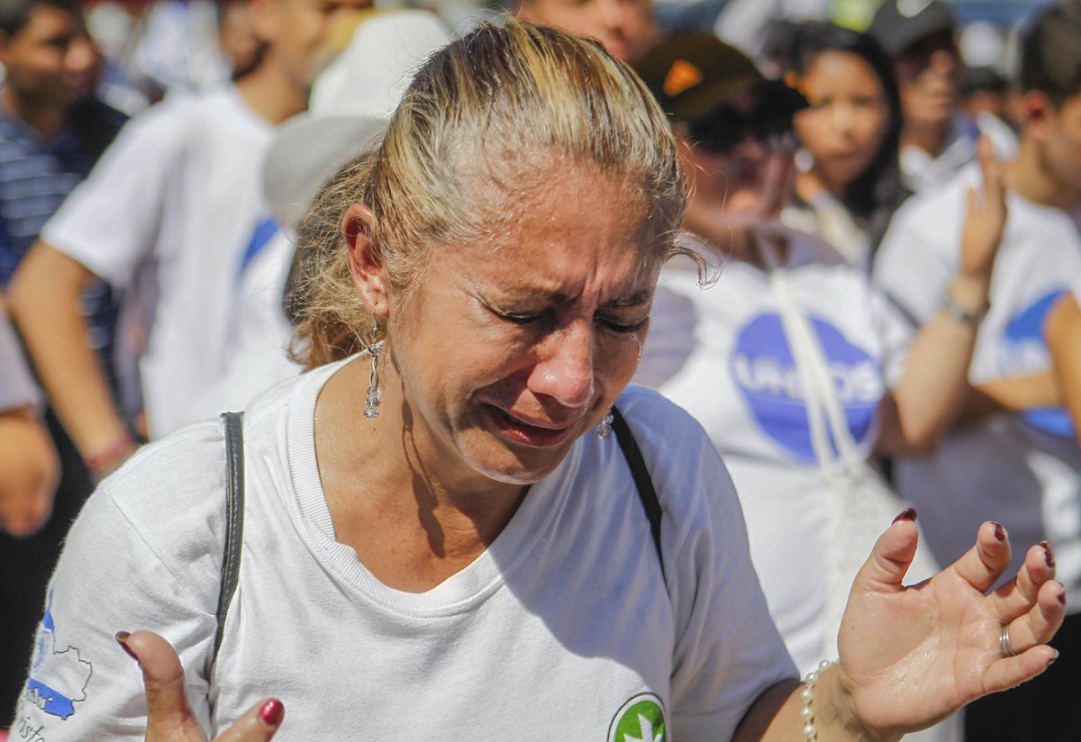 Imagen referencial. Una mujer llora durante una marcha contra la violencia en El Salvador, el domingo último. (Foto Prensa Libre: EFE).