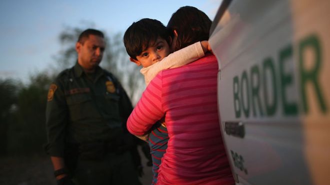 ¿Son todos los inmigrantes ilegales en Estados Unidos delincuentes? Y otras preguntas de lectores de la BBC