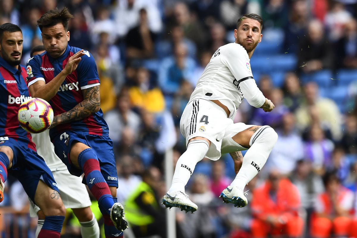 Sergio Ramos durante una de las acciones en el partido Real Madrid - Levante. (Foto Prensa Libre: AFP)