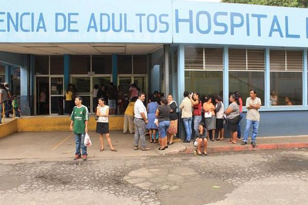 Personas hacen  fila afuera del Hospital Nacional de Escuintla, a donde  la mayoría de pacientes acude con síntomas de chikungunya. (Foto Prensa  Libre: Enrique Paredes)