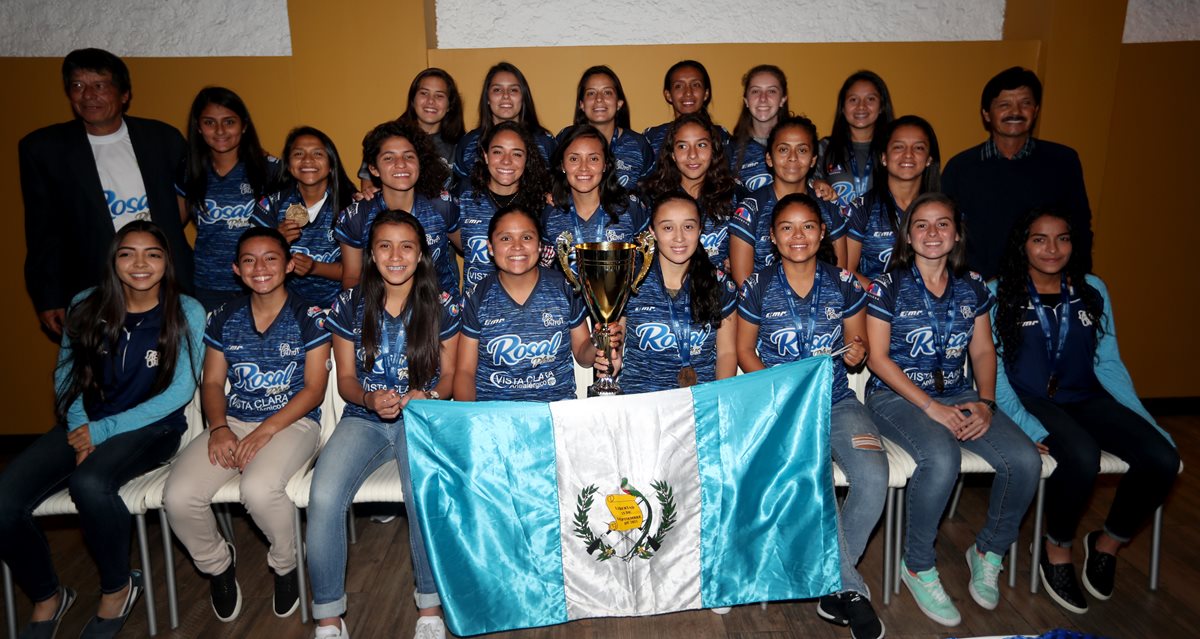 La jugadoras de Unifut se proclamaron campeonas del torneo Interclubes de la Uncaf, que se celebró en Panamá, la semana pasada (Foto Prensa Libre: Edwin Fajardo)