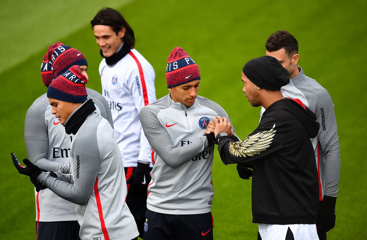 Ronaldinho durante su visita de esta mañana al plantel francés. (Foto Prensa Libre: AFP)