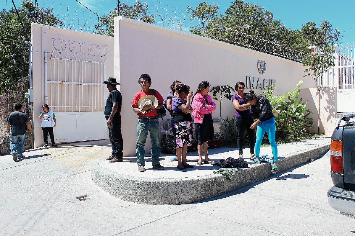 Familiares de víctimas llegan al Instituto Nacional de Ciencias Forenses en Jutiapa, para su reconocimiento. (Foto Prensa Libre: Óscar González)