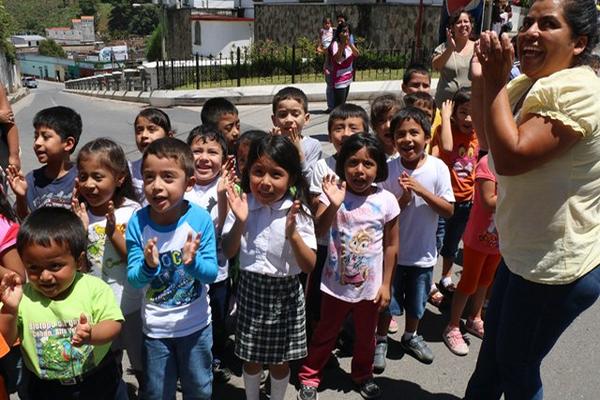 Niños saludan a Mónica Nicté García, Reina Nacional de las Fiestas de Independencia, quien recorre una de las calles de Cobán. (Foto Prensa Libre: Eduardo Sam)