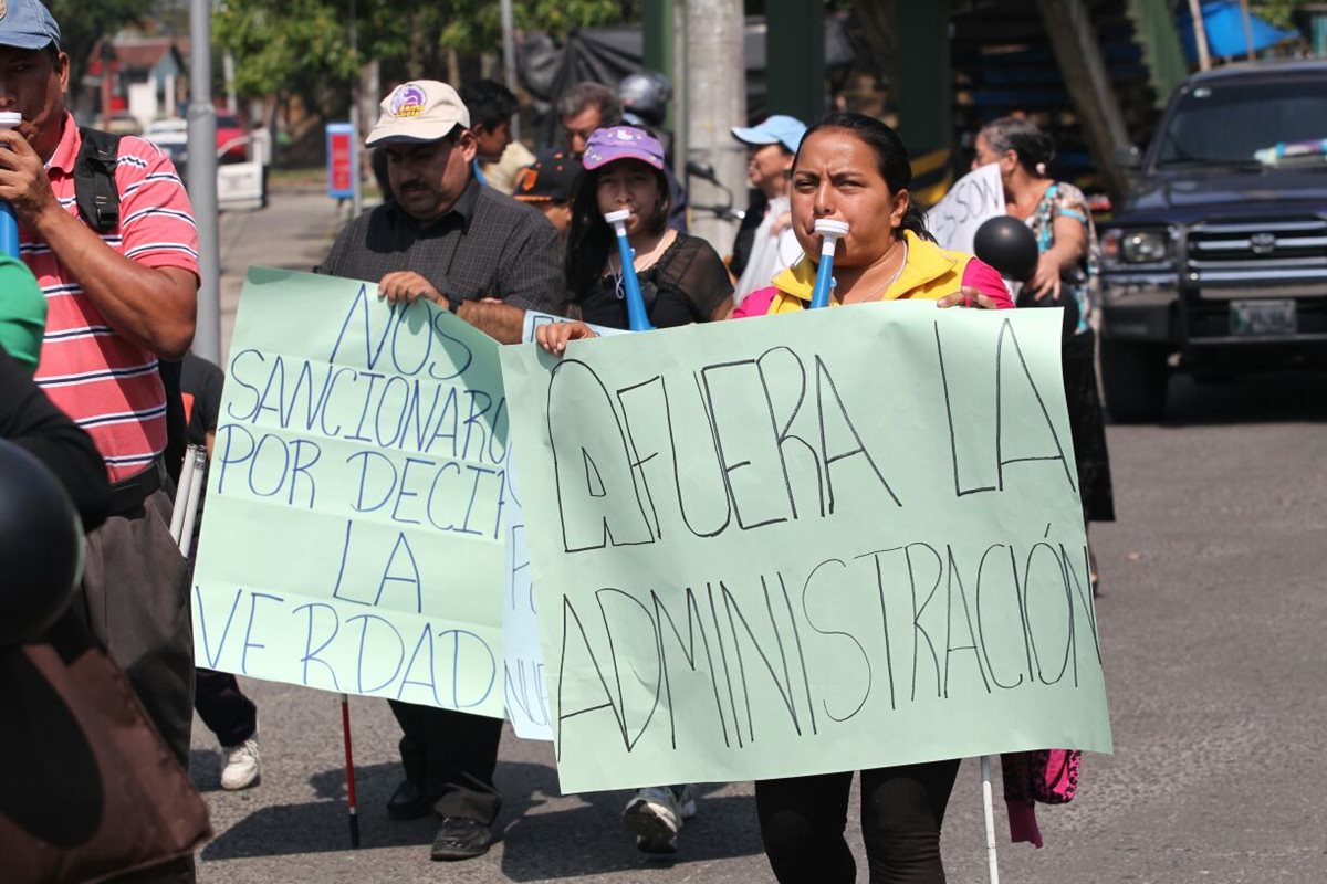 Personas no videntes manifiestan en contra de la administración del Comité Pro Ciegos y Sordos de Guatemala. (Foto Prensa Libre: Erick Ávila)