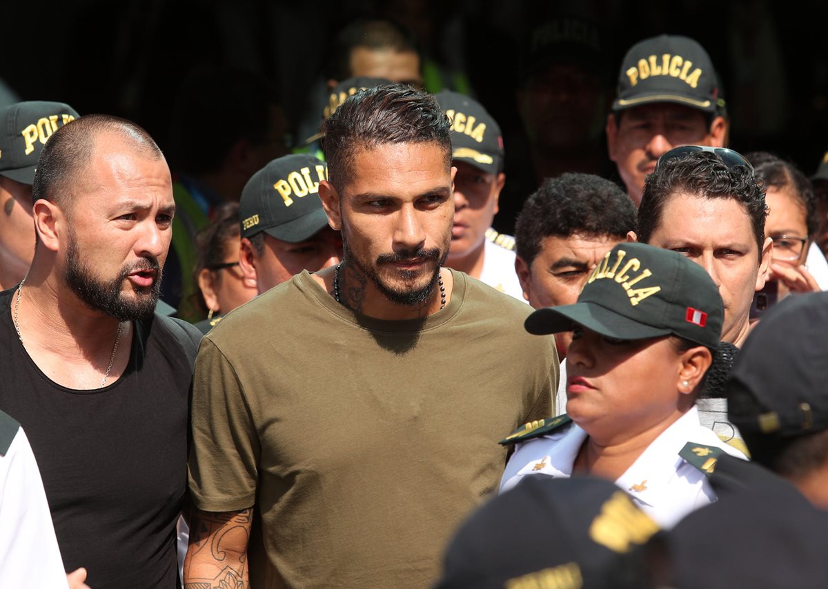 El capitán de la selección peruana, Paolo Guerrero fue suspendido por el Tribunal de Arbitraje Deportivo (TAS) por 14 meses y esto afectará su carrera en Brasil. (Foto Prensa Libre: EFE)