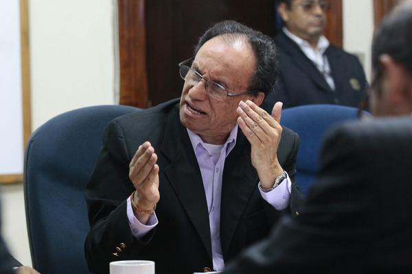 Miguel Ángel Balcárcel durante conversa con diputados del Winaq para hablar sobre el diálogo en San Juan Sacatepéquez. (Foto Prensa Libre. Alvaro Interiano)<br _mce_bogus="1"/>