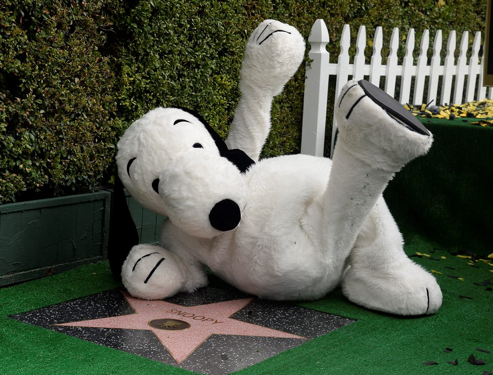 Fotografía de una representación del personaje animado Snoopy al recibir una estrella en el Paseo de la Fama de Hollywood. (Foto Prensa Libre: EFE)