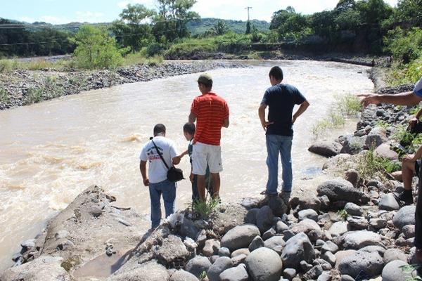 Vecinos buscan en el río Ostúa a Henry Fernando García, quien se presume fue arrastrado por dicho afluente, en Santa Catarina Mita. (Foto Prensa Libre: Óscar González)