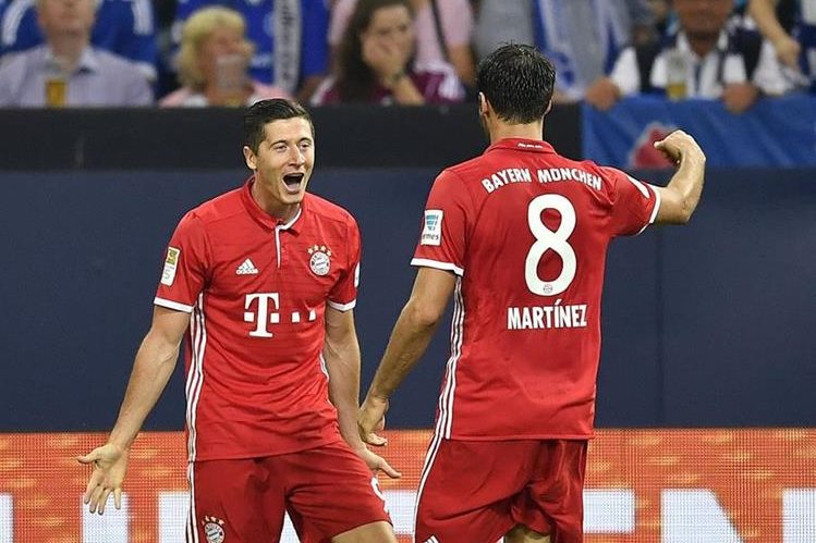 Lewandowski celebra después de marcar para el Bayern Múnich el gol del triunfo contra el Schalke. (Foto Prensa Libre: AP)