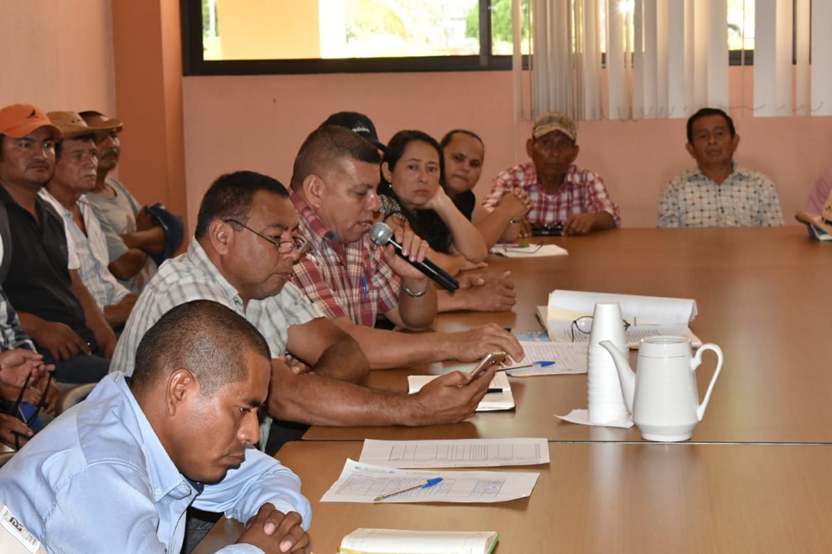 Alcaldes y autoridades comunitarias expresan su descontento por la falta de un acuerdo entre las comunidades afectadas y Energuate. (Foto Prensa Libre: Mario Morales).