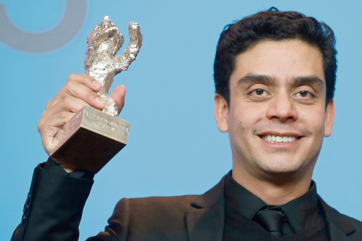 Jayro Bustamante recibió el Oso de Plata por su trabajo, Ixcanul en la Berlinale 2015. (Foto Prensa Libre: EFE)