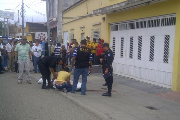 El crimen se cometió en la zona 2 de la ciudad de Chiquimula. (Foto Prensa Libre: Edwin Paxtor)<br _mce_bogus="1"/>