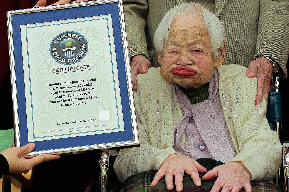 Misao Okawa, posa con el certificado de la mujer más vieja del mundo. (Foto Prensa Libre:AP).