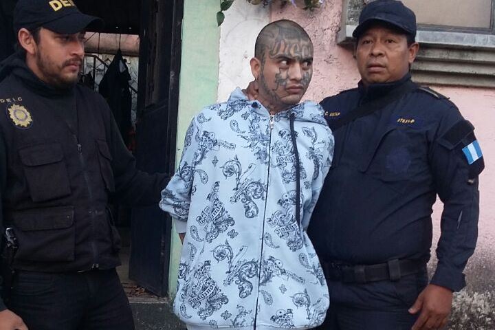 Walter Cruz, supuesto líder del Barrio 18, detenido en la zona 7 de Mixco por extorsiones a comerciantes. (Foto Prensa Libre: PNC)