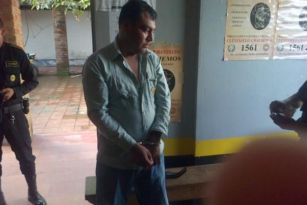 Romeo García de Paz, sindicado de estafa, permanece en la subestación policial de Rabinal. (Foto Prensa Libre: cortesía)