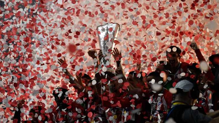 Así festejaron los jugadores del Atlético de Madrid, en la Europa League. (Foto Prensa Libre: AFP)