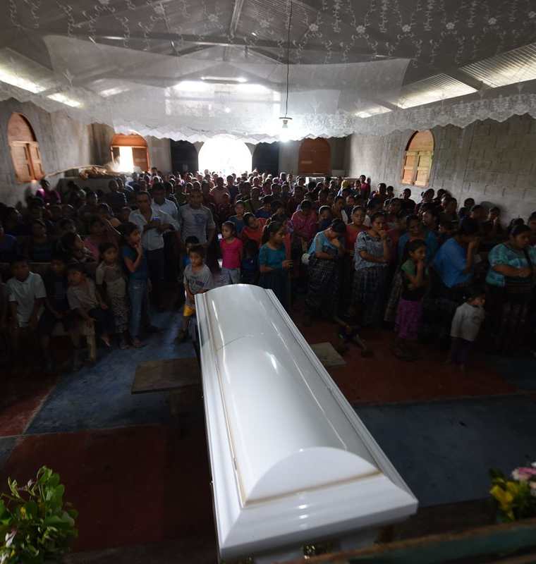 Con un servicio religioso dieron el último adiós a Jakelin. (Foto Prensa Libre: AFP)