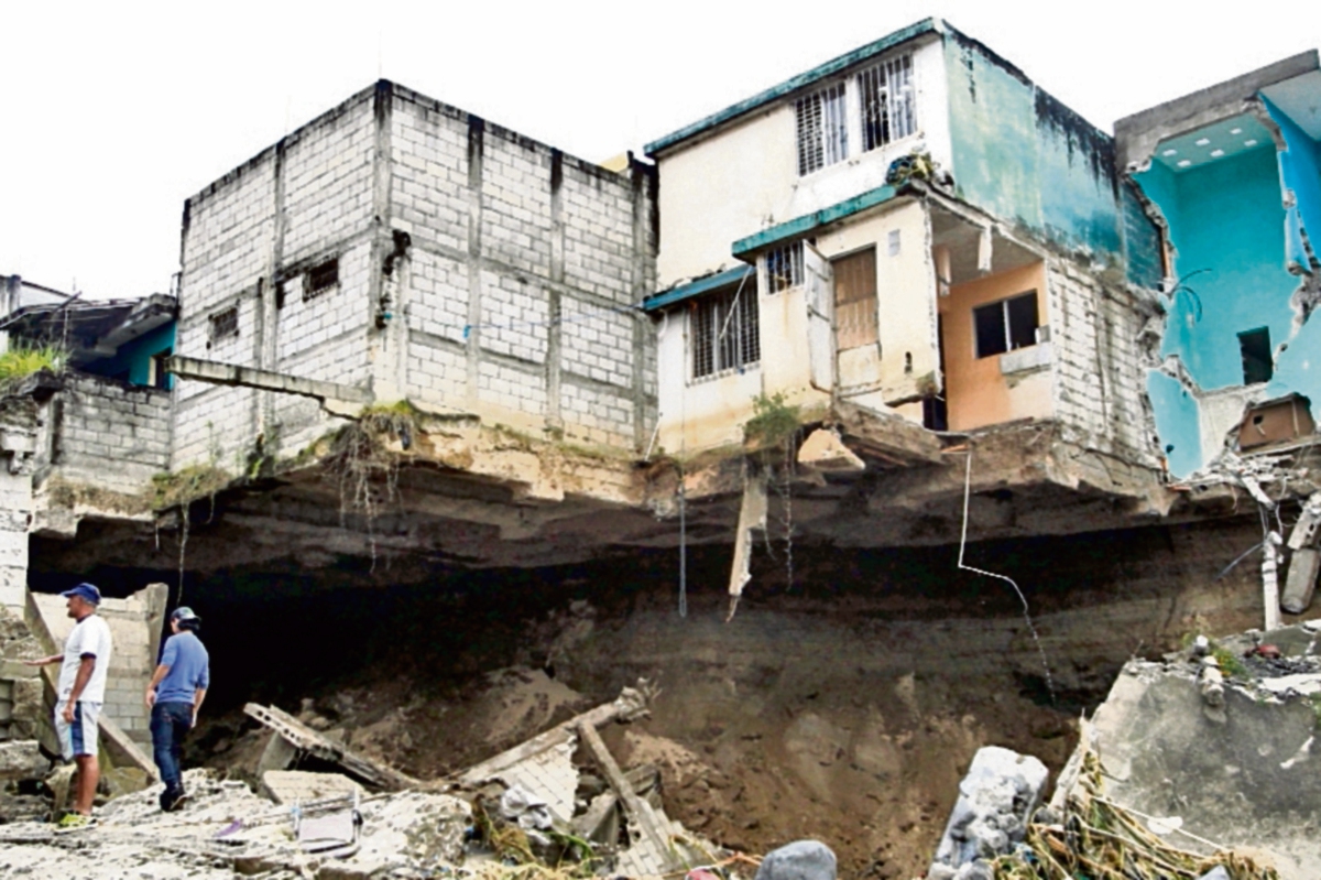 La Conred había emitido un informe y declarado inhabitable el área en diciembre de 2014. (Foto Prensa Libre)