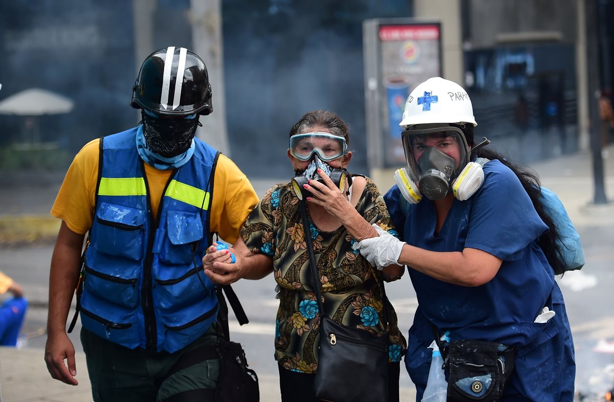 Varias personas fueron rescatadas del humo de las bombas lacrimógenas.
