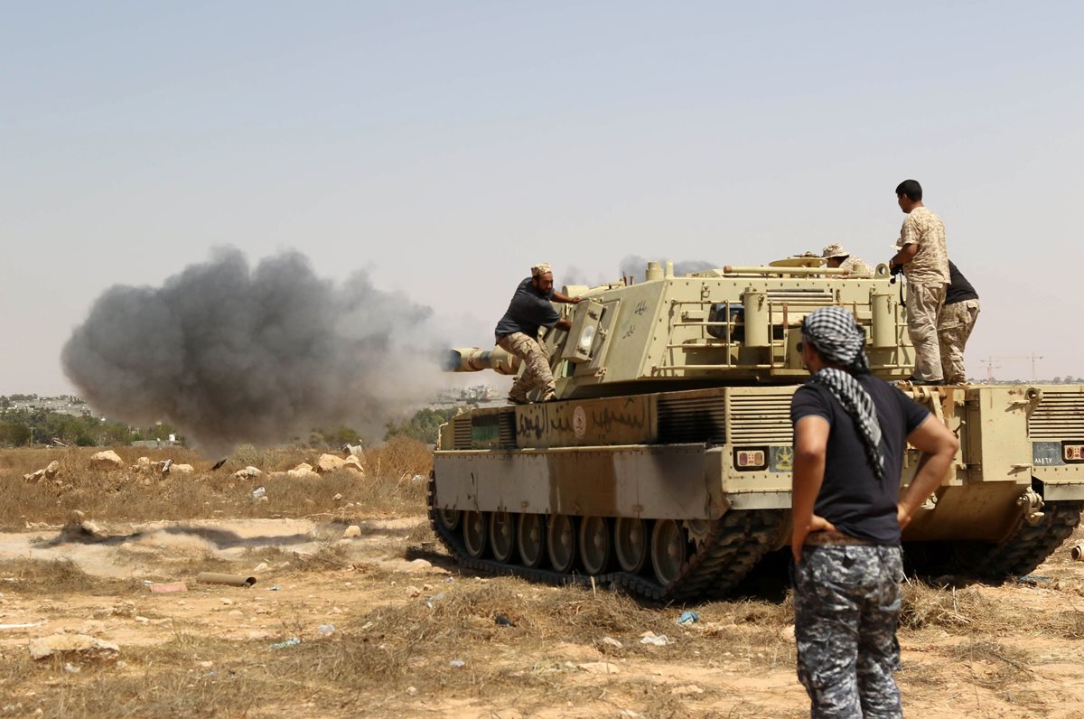 Uno de los tanques de la tropa libia echa a yihadistas del puerto de Sirte. (Foto Prensa Libre: AFP)