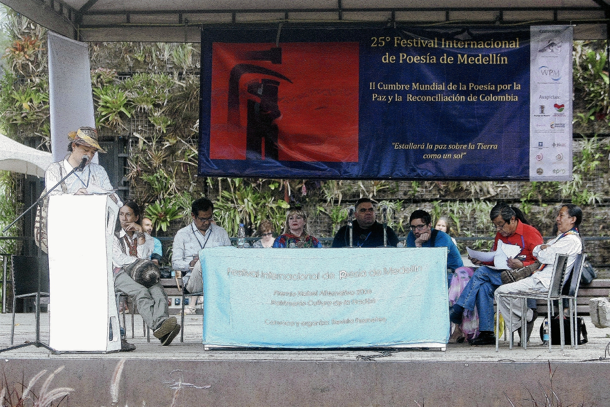 Durante el lanzamiento del I Encuentro Mundial de Poesía de los Pueblos Originarios en el marco del 25 Festival Internacional de Poesía de Medellín (Colombia). (Foto Prensa Libre: EFE)
