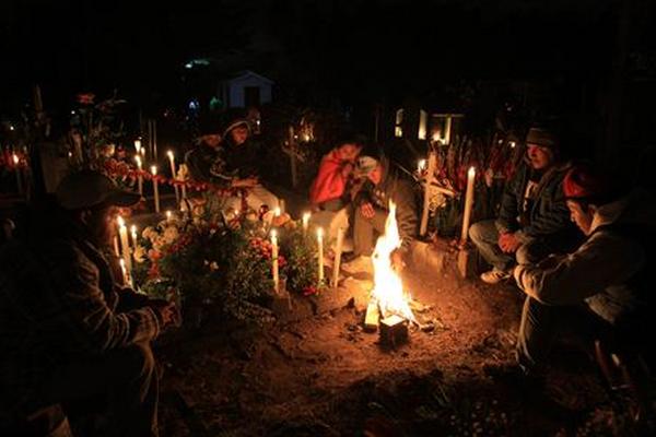  Familias de personas fallecidas participan en una vigilia. (Foto Prensa Libre: EFE)