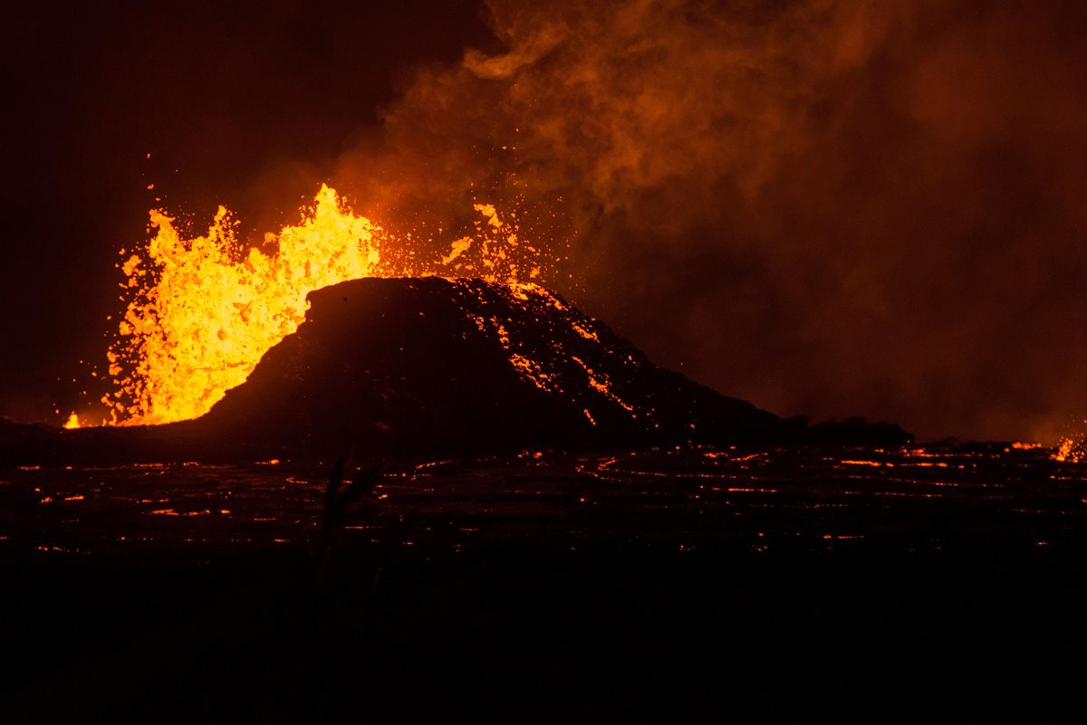 Erupción de una de las fisuras del volcán Kilauea, en Hawái. (Foto Prensa Libre: EFE)